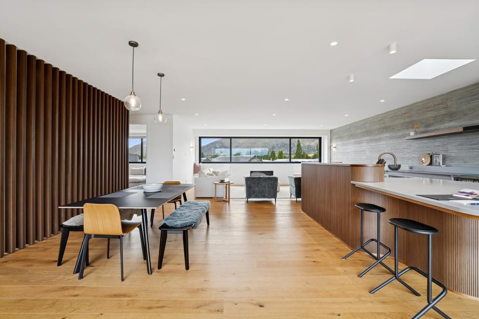 Kitchen or kitchenette, Seating area, Dining area, stove