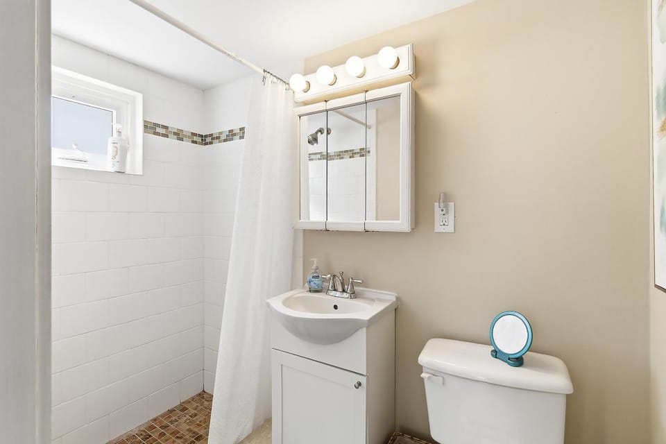 Seaside Park Spacious 6 Bedroom 3 baths Ocean Block House 8 Beach Badges 4 Car private parking House in Seaside Park