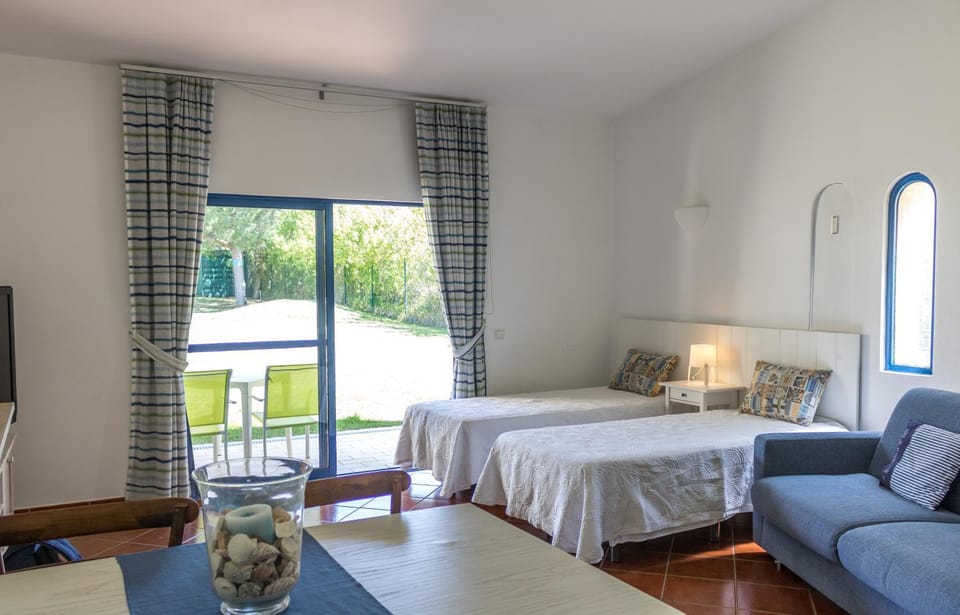 Bed, Photo of the whole room, Garden view, Garden view, Pool view