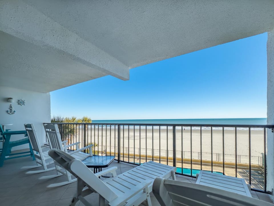 Stunning 3 BR Oceanfront Condo with Panoramic Views and Resort Amenities-Brigadune 3F House in South Carolina