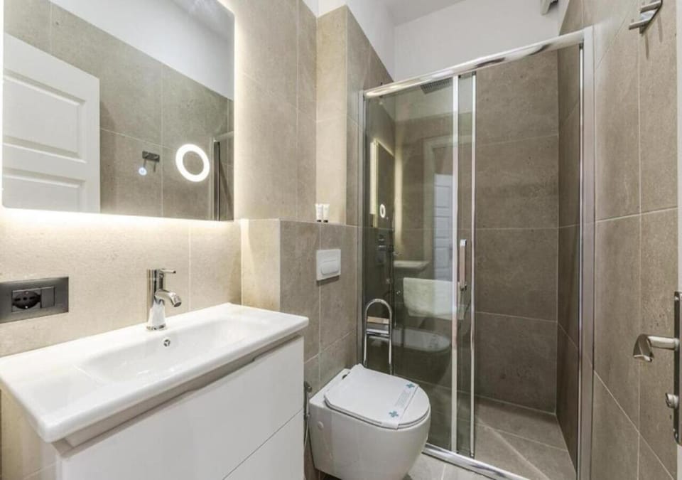 Toilet, Bathroom, towels