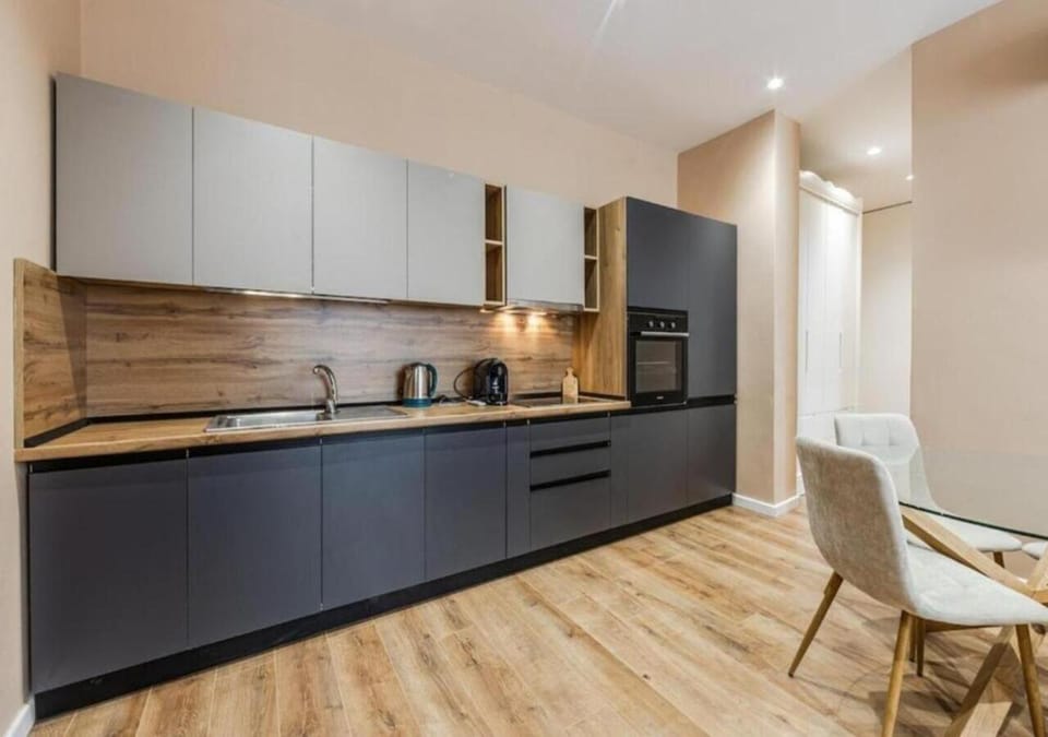 Coffee/tea facilities, Kitchen or kitchenette, Dining area, oven