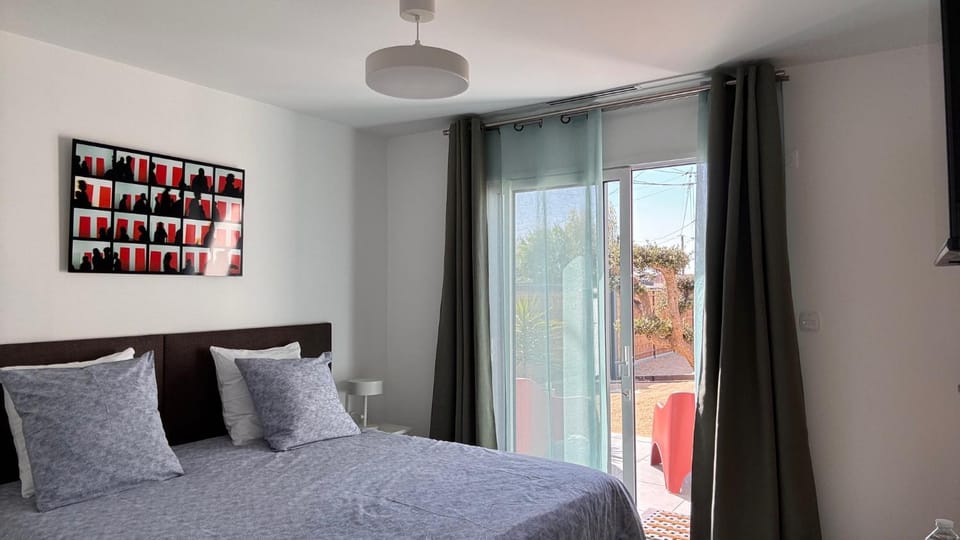 Bed, Night, People, Photo of the whole room, Bedroom, heating, air conditioner