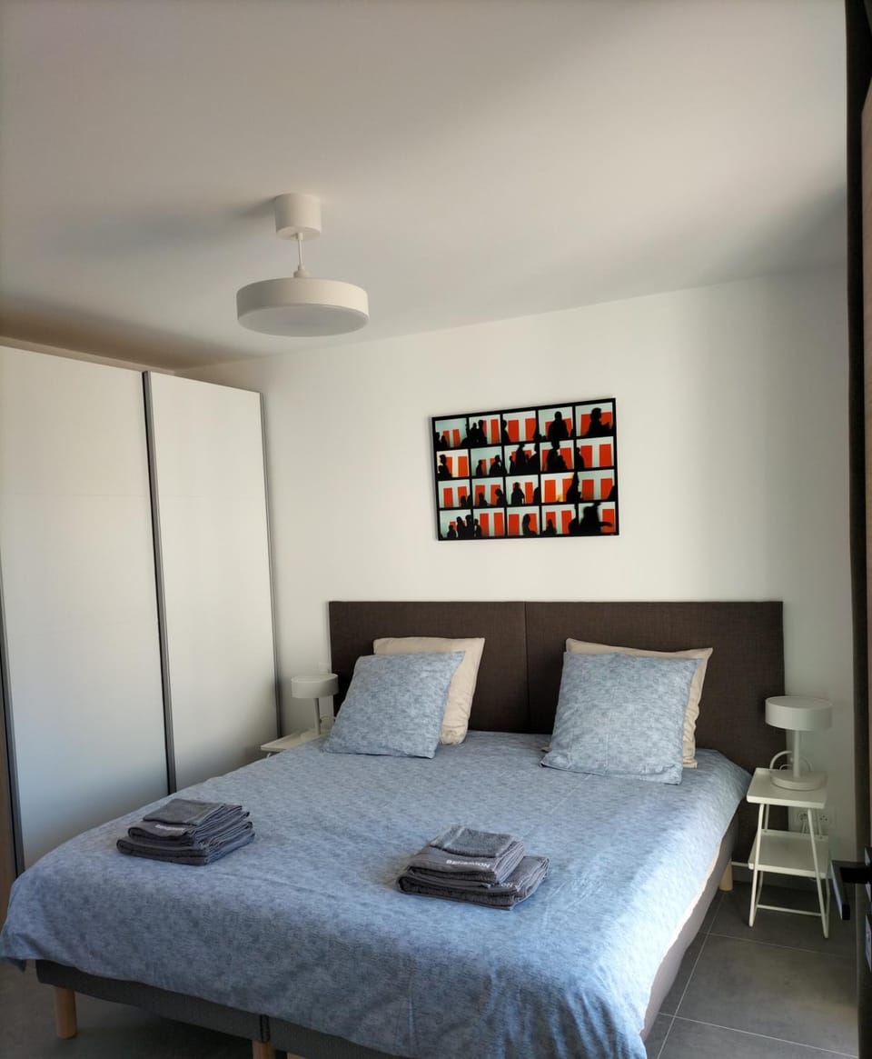 Bed, Photo of the whole room, Bedroom, towels