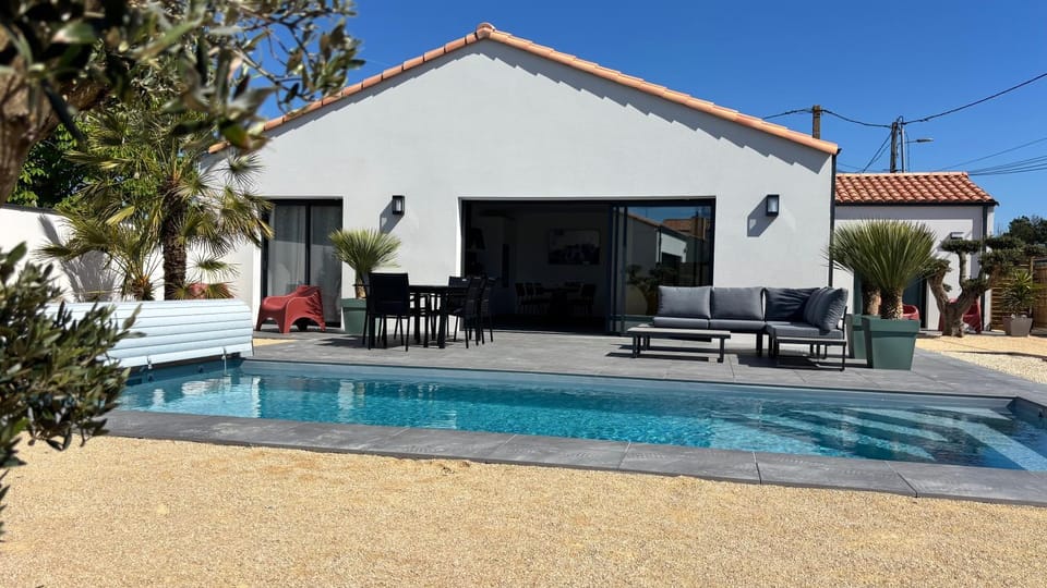 Property building, Balcony/Terrace, Seating area, Garden view, Pool view, Swimming pool, Breakfast