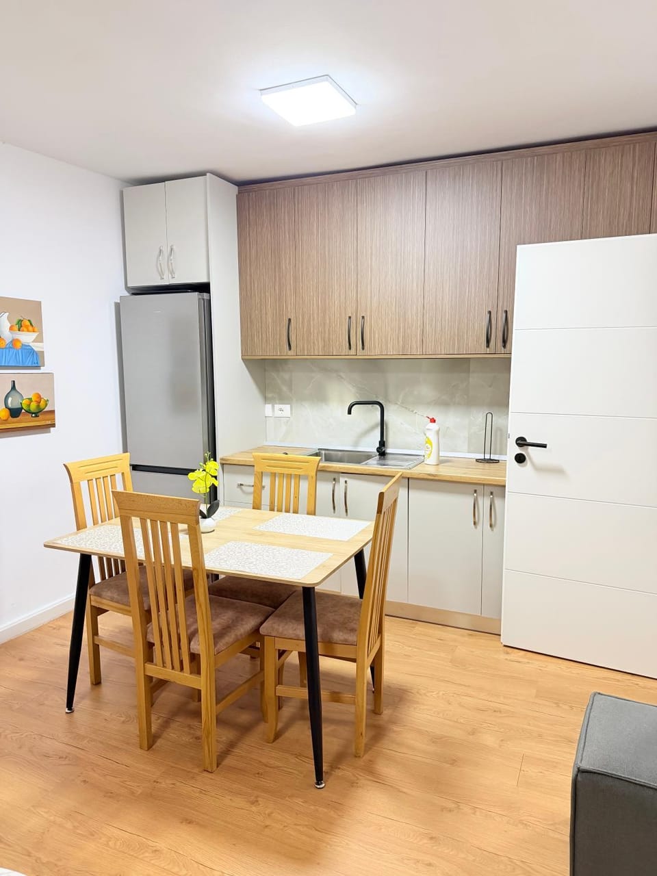 Kitchen or kitchenette, Dining area