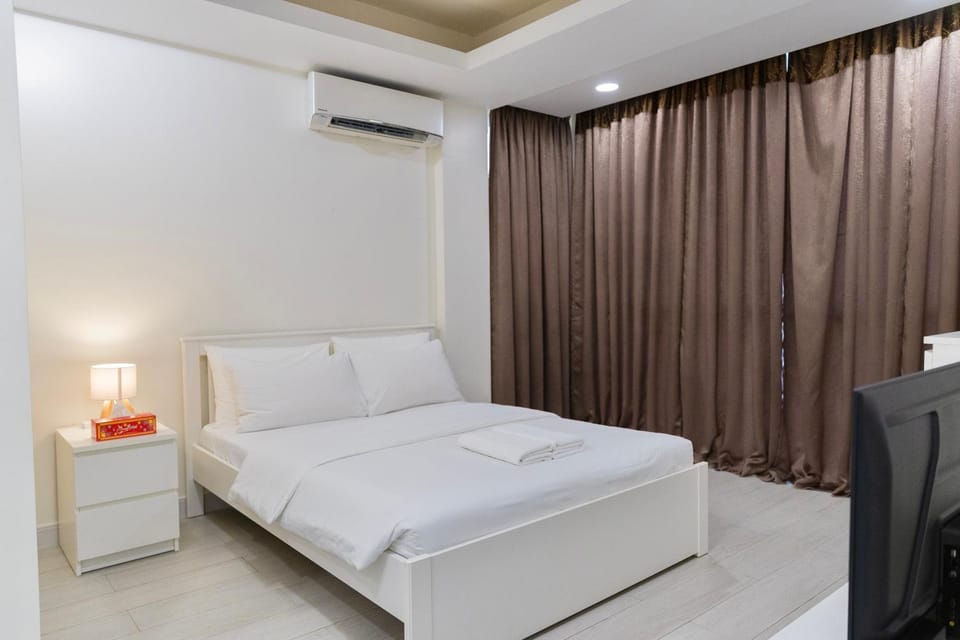 Bedroom, towels, air conditioner