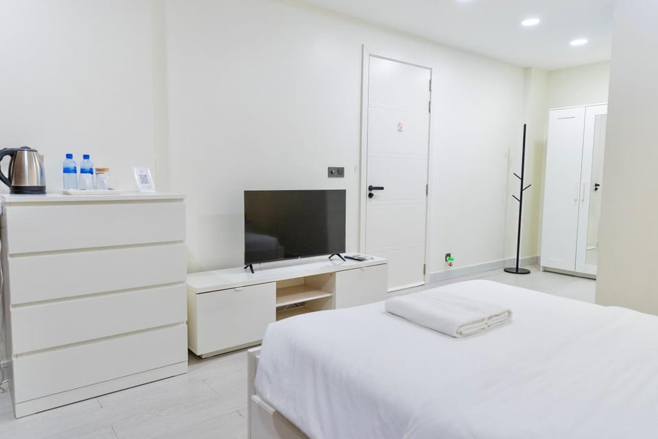 Bedroom, towels