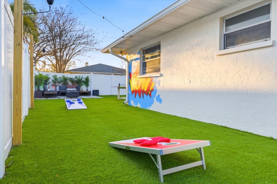 Heated Pool • Games • Fire Pit • BBQ • Sleeps 12 House in Bradenton