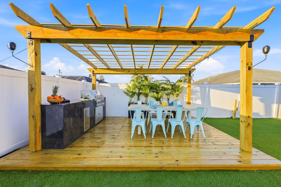Heated Pool • Games • Fire Pit • BBQ • Sleeps 12 House in Bradenton
