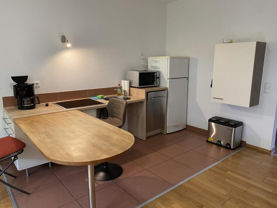 Coffee/tea facilities, Kitchen or kitchenette, Dining area, oven, stove