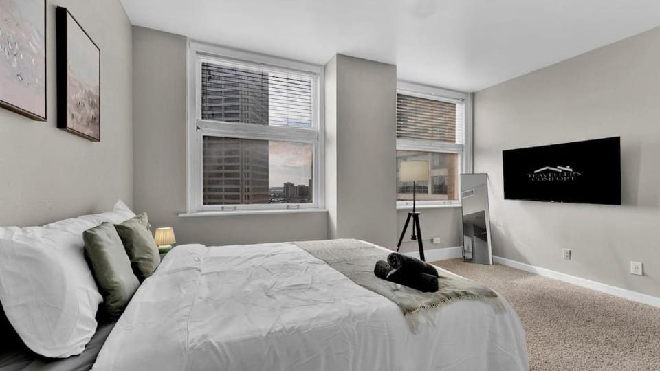 HEB04 Spacious & Stylish 2 Bedroom Condo Downtown Fort Worth, Free Parking, Walk to Convention Center Apartment in Fort Worth