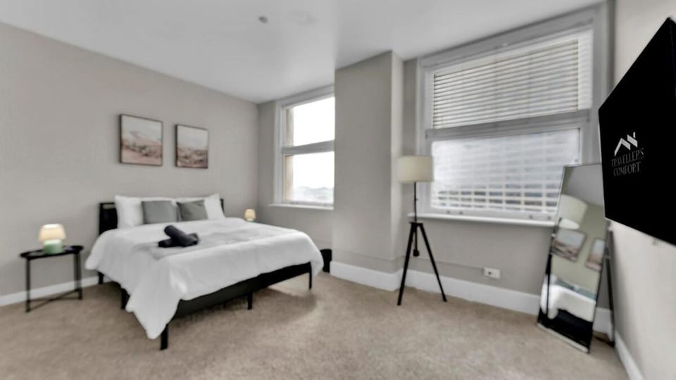HEB04 Spacious & Stylish 2 Bedroom Condo Downtown Fort Worth, Free Parking, Walk to Convention Center Apartment in Fort Worth
