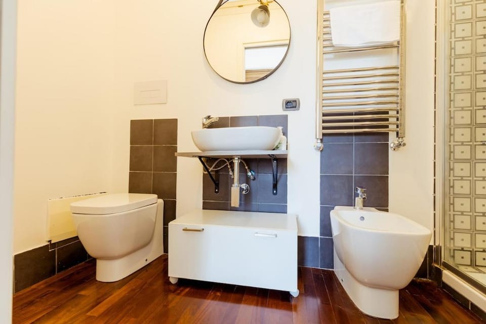 Toilet, bidet