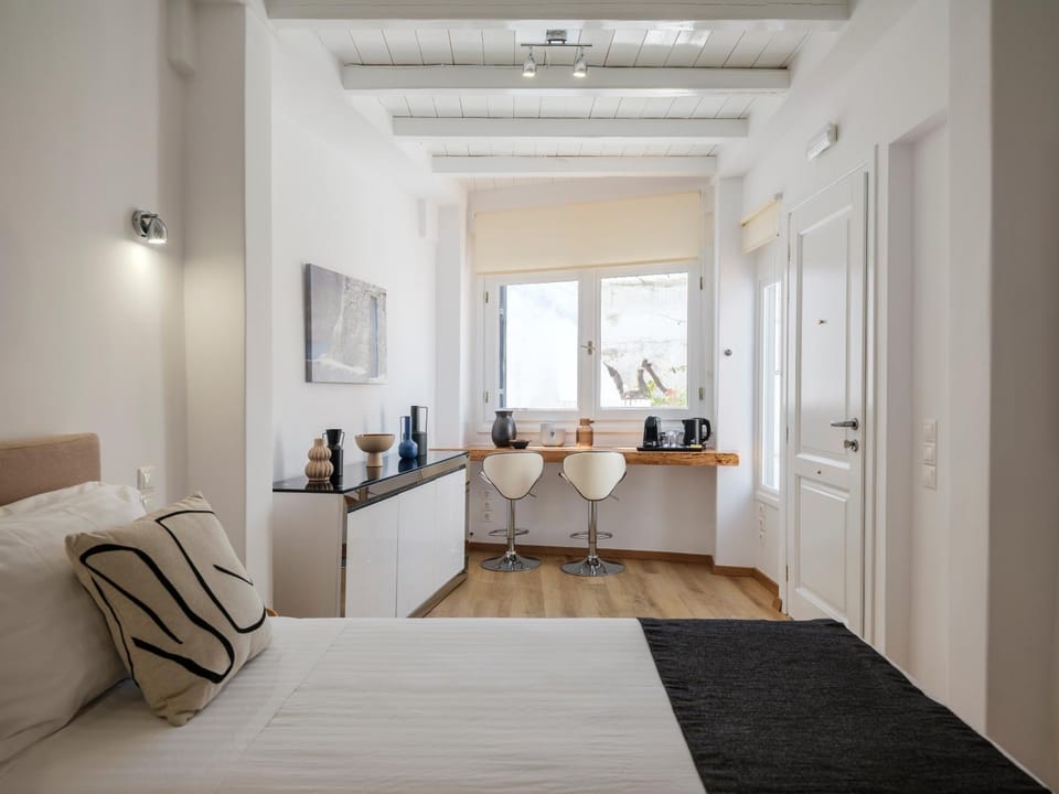 Bed, TV and multimedia, Bedroom