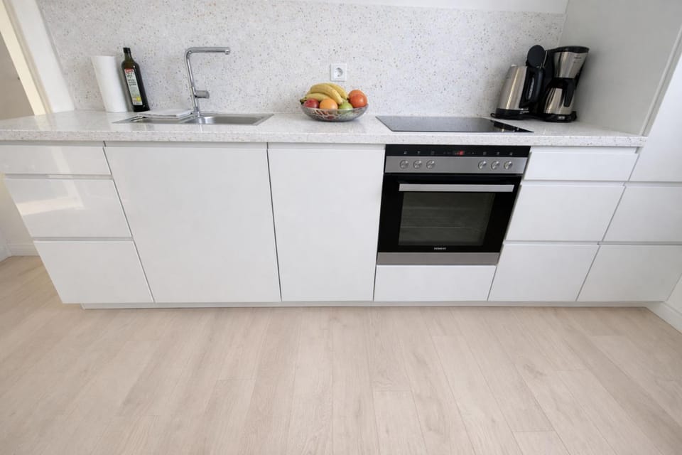 Coffee/tea facilities, Kitchen or kitchenette, stove