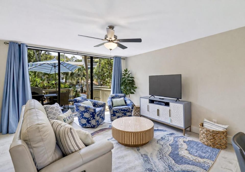 TV and multimedia, Living room, Seating area, Evening entertainment