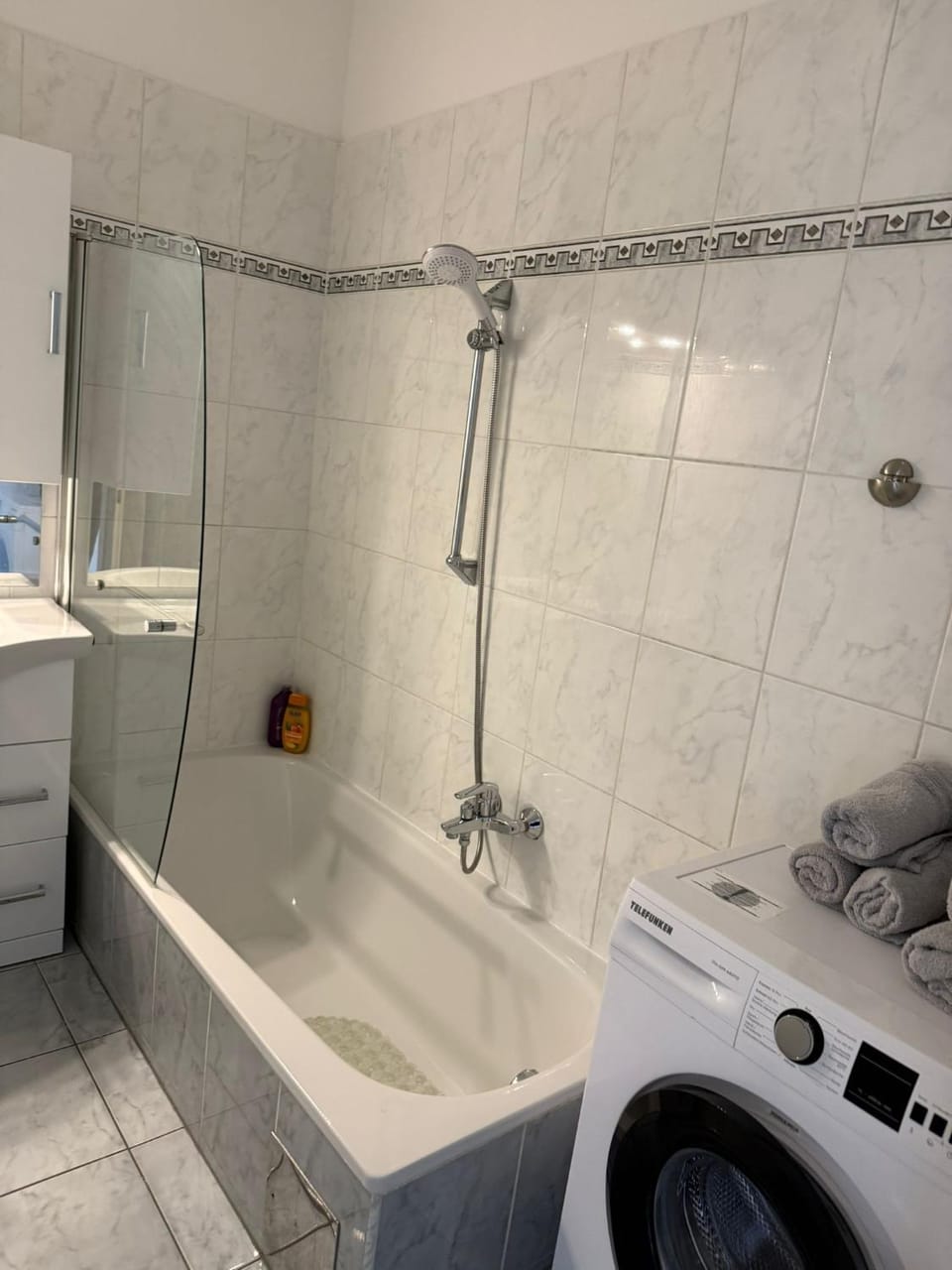Shower, Bathroom, towels, washing machine