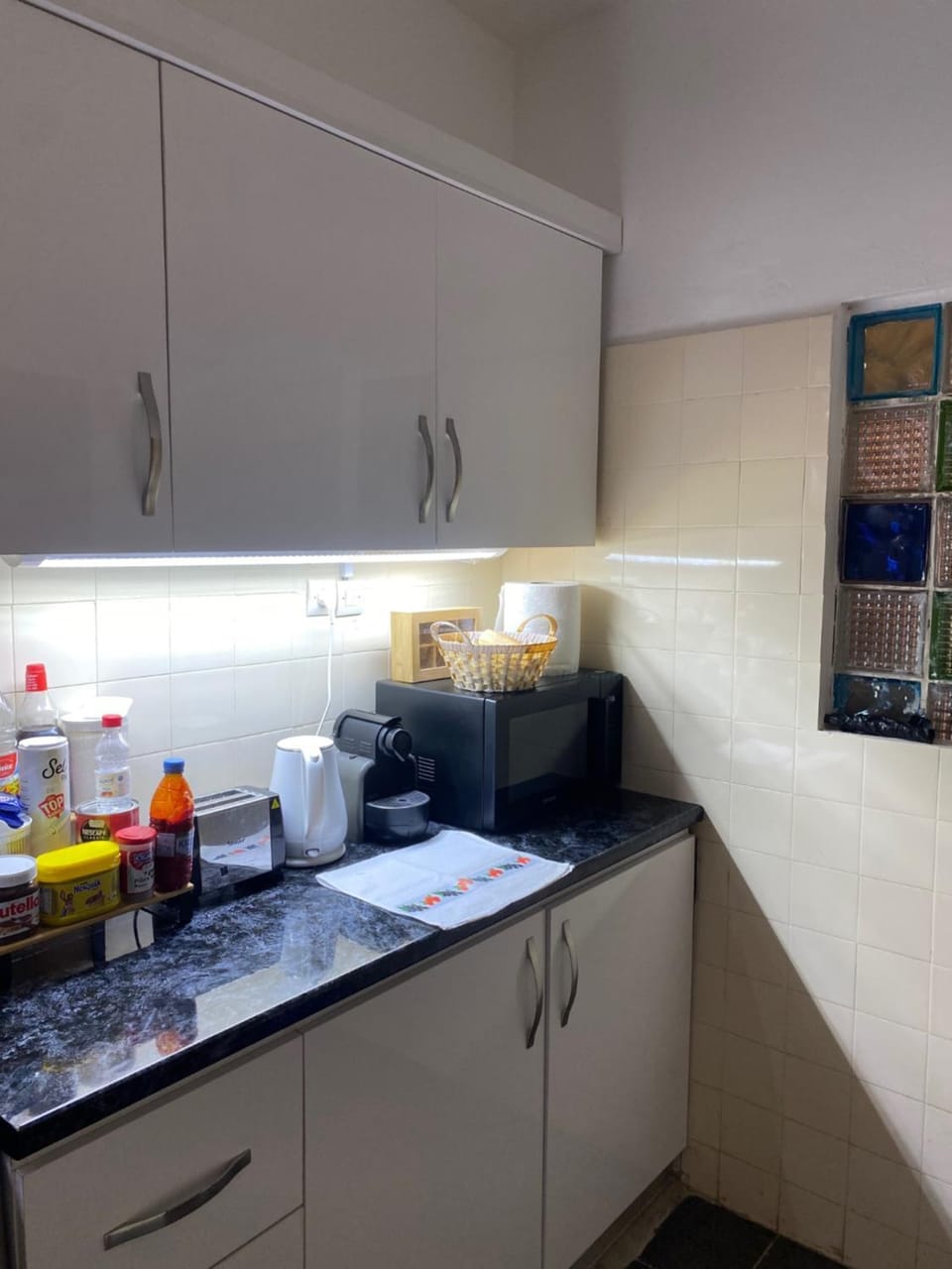 Coffee/tea facilities, Kitchen or kitchenette, stove, toaster