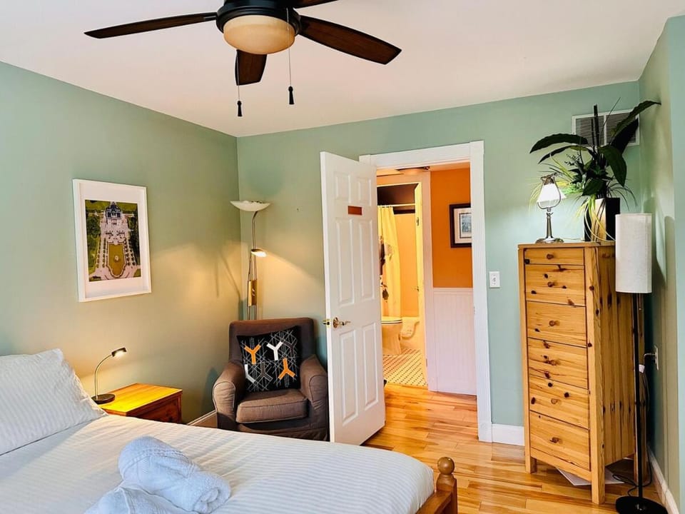 Cozy 3BR Annapolis sleeps 6 Private Deck, Parking House in Annapolis