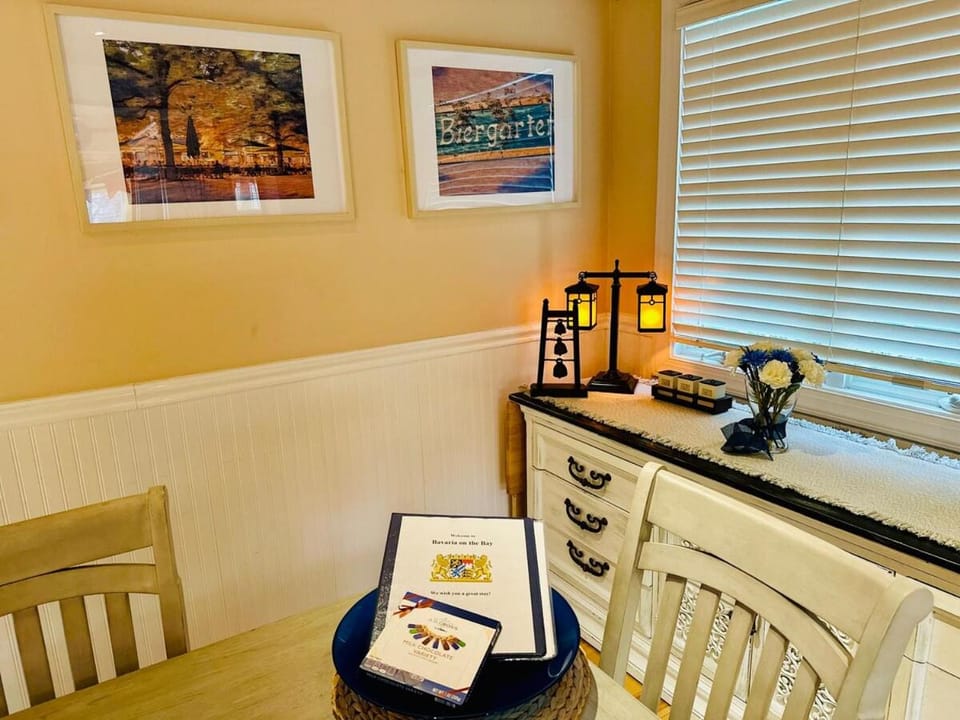 Cozy 3BR Annapolis sleeps 6 Private Deck, Parking House in Annapolis