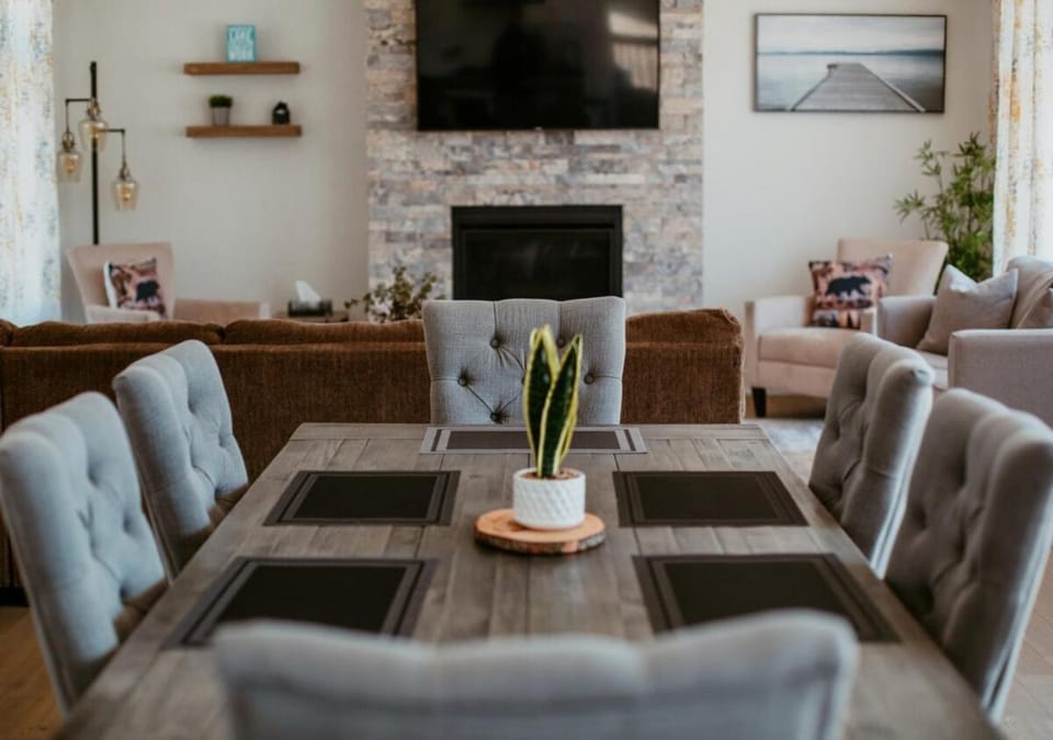 3 Bedroom Modern Muskoka Retreat with King Bed and Hot Tub Chalet in Lake of Bays