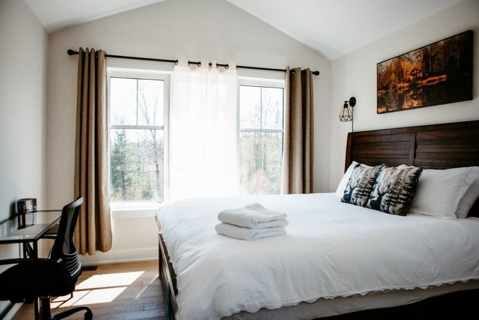3 Bedroom Modern Muskoka Retreat with King Bed and Hot Tub Chalet in Lake of Bays