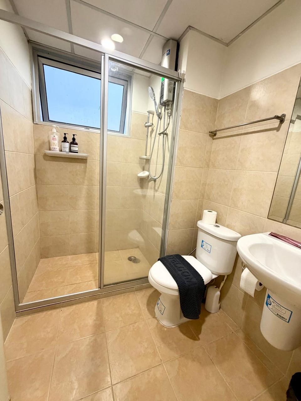 Shower, Toilet, Bathroom, bidet, towels