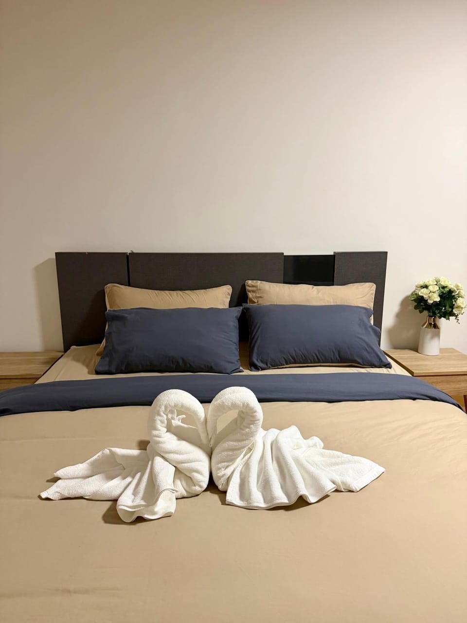 Bed, Photo of the whole room, Bedroom, towels