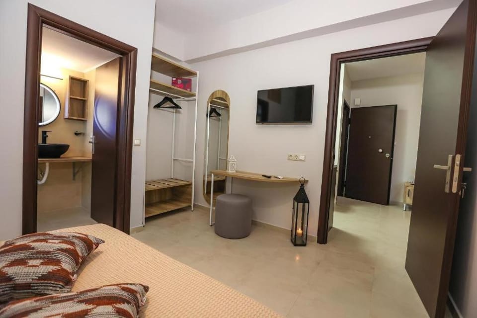 Bed, TV and multimedia, Photo of the whole room, Bedroom, wardrobe