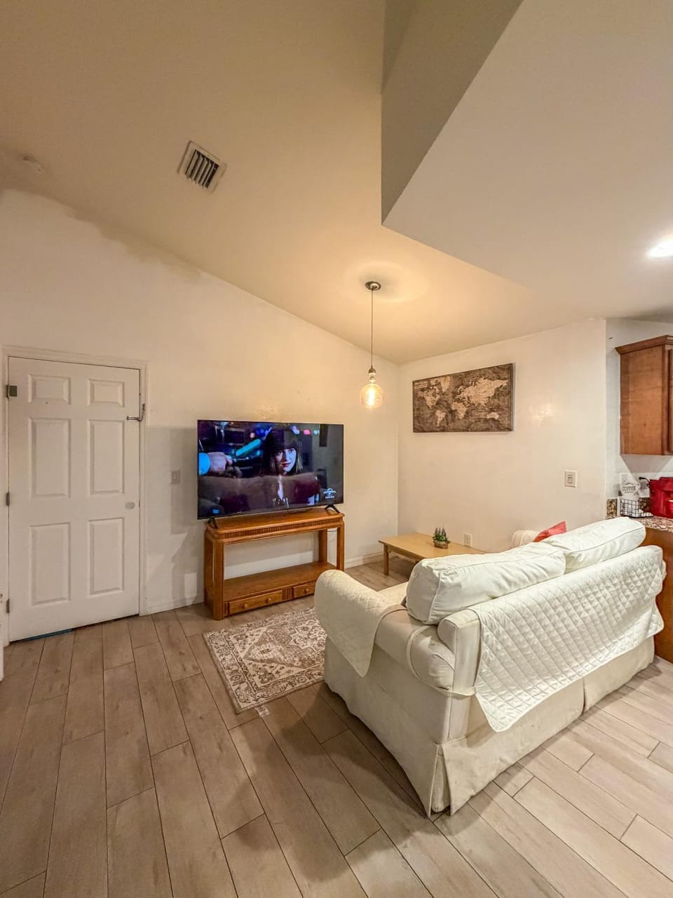 TV and multimedia, Kitchen or kitchenette, Living room, Seating area