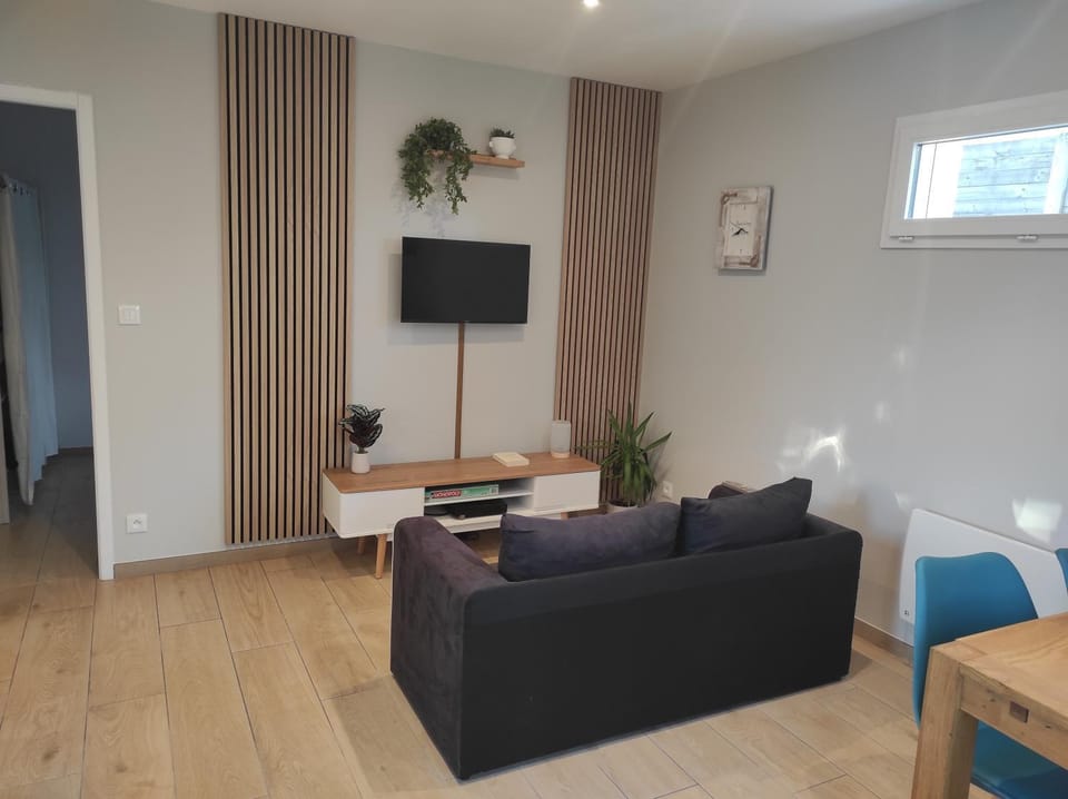 Communal lounge/ TV room, TV and multimedia, Living room, Seating area, Evening entertainment