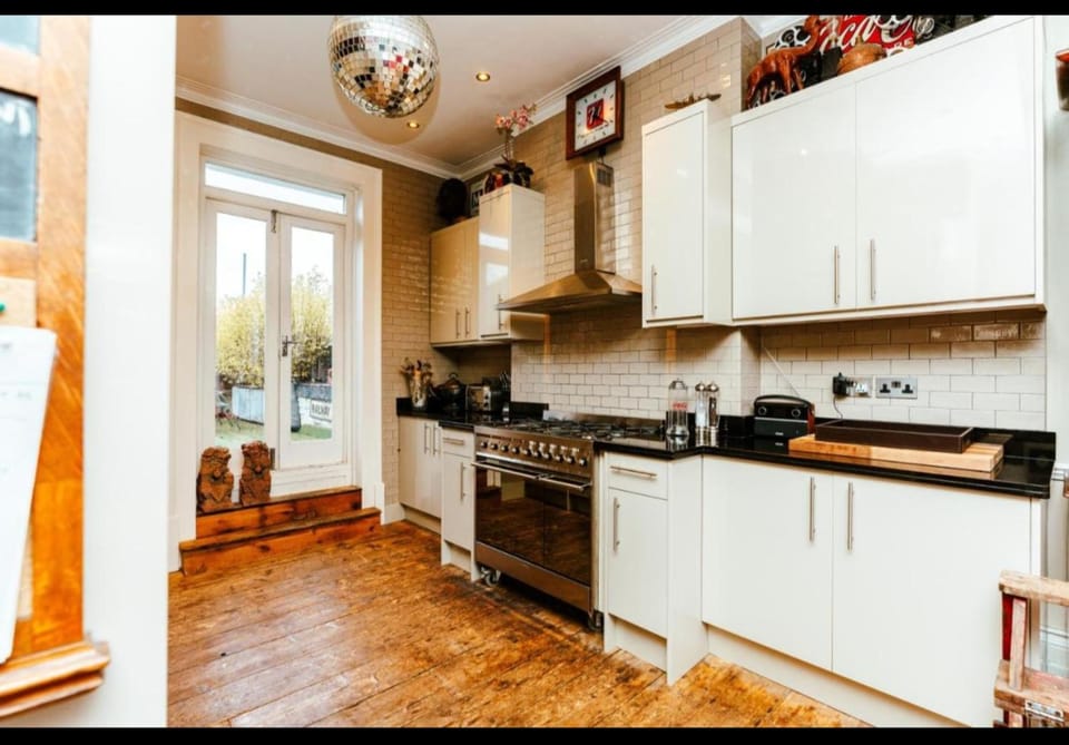 Central LDN 6 bed 4 bath room Edwardian house can sleep up to 15 people House in London Borough of Southwark