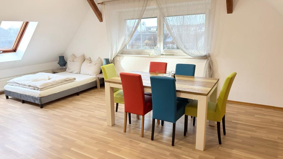 Bed, Photo of the whole room, Seating area