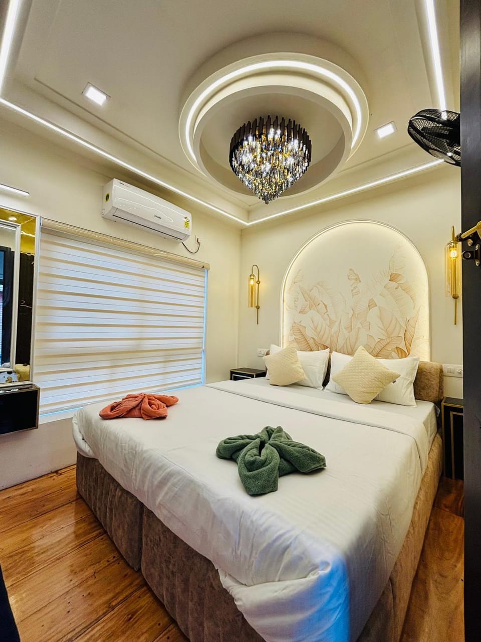 Punjab Adventure Travels Houseboat Alleppey Docked boat in Alappuzha