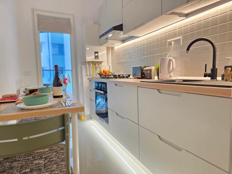 Dining area, heating, oven, stove, toaster