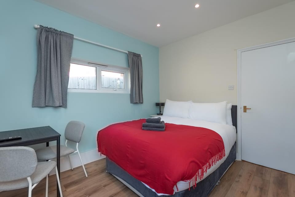Modern Studio With Parking And Private Garden Apartment in London