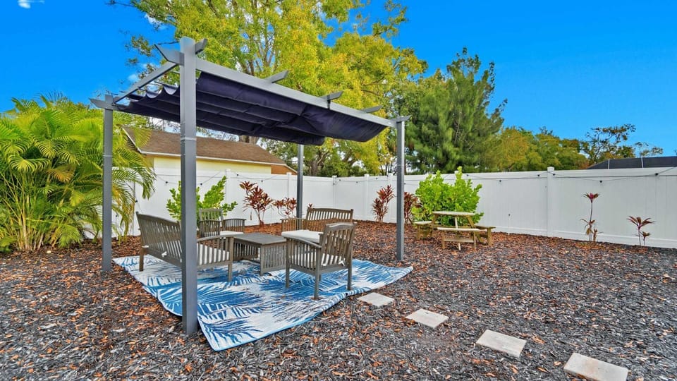Patio, Spring, Day, Garden, Dining area, Garden view, Swimming pool