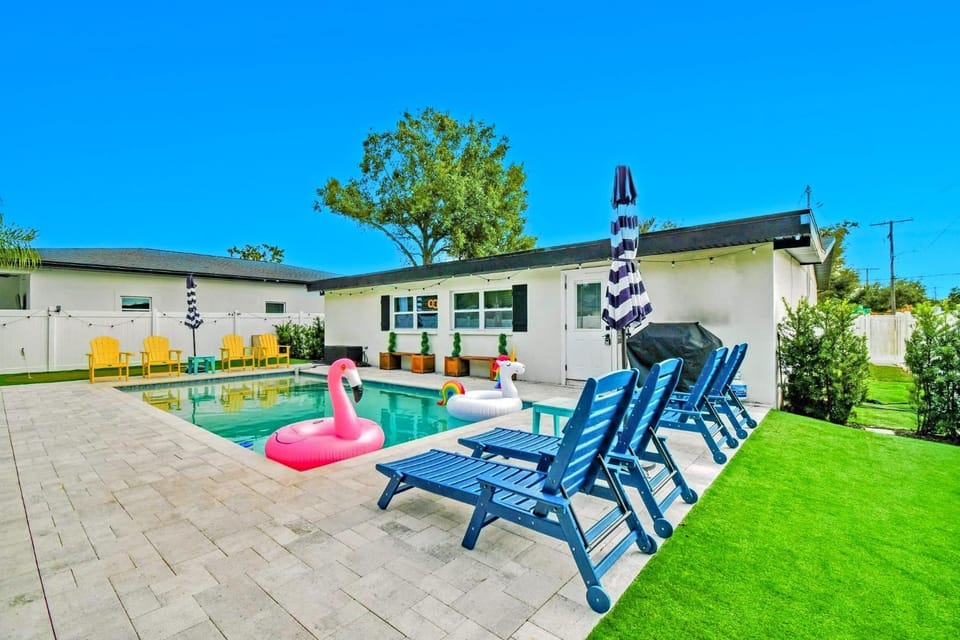 Property building, Patio, Spring, Day, Pool view, Swimming pool, Swimming pool, sunbed