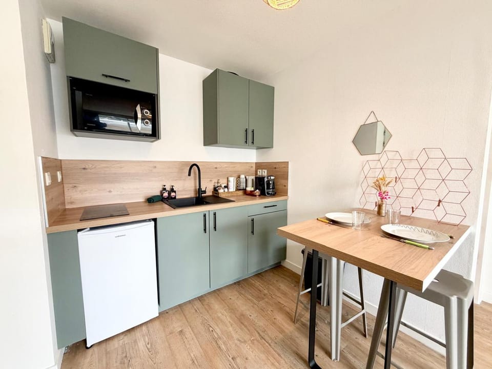 Coffee/tea facilities, Kitchen or kitchenette, Dining area, stove