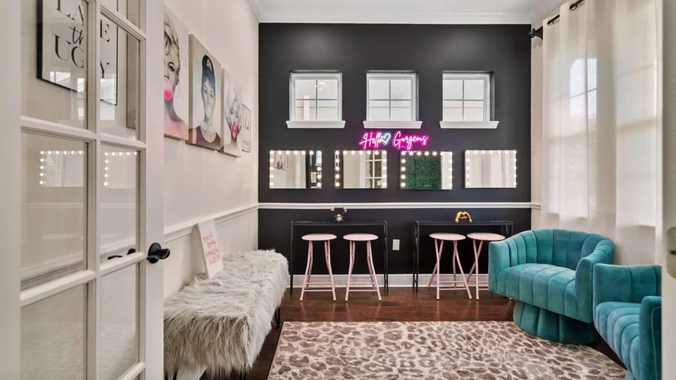 Living room, Seating area
