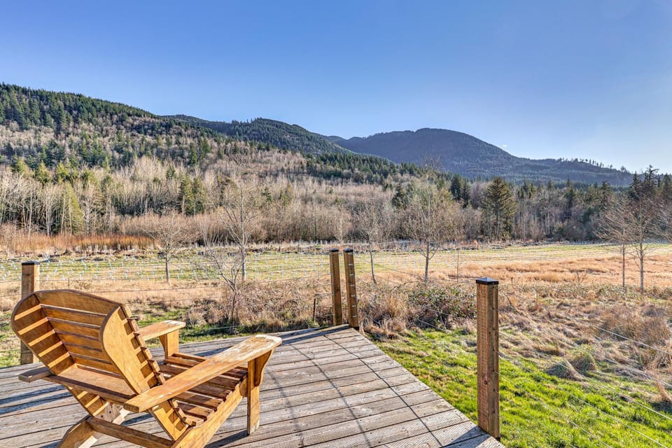 Nature Art Retreat on Breckenridge Creek with Pond! House in Washington