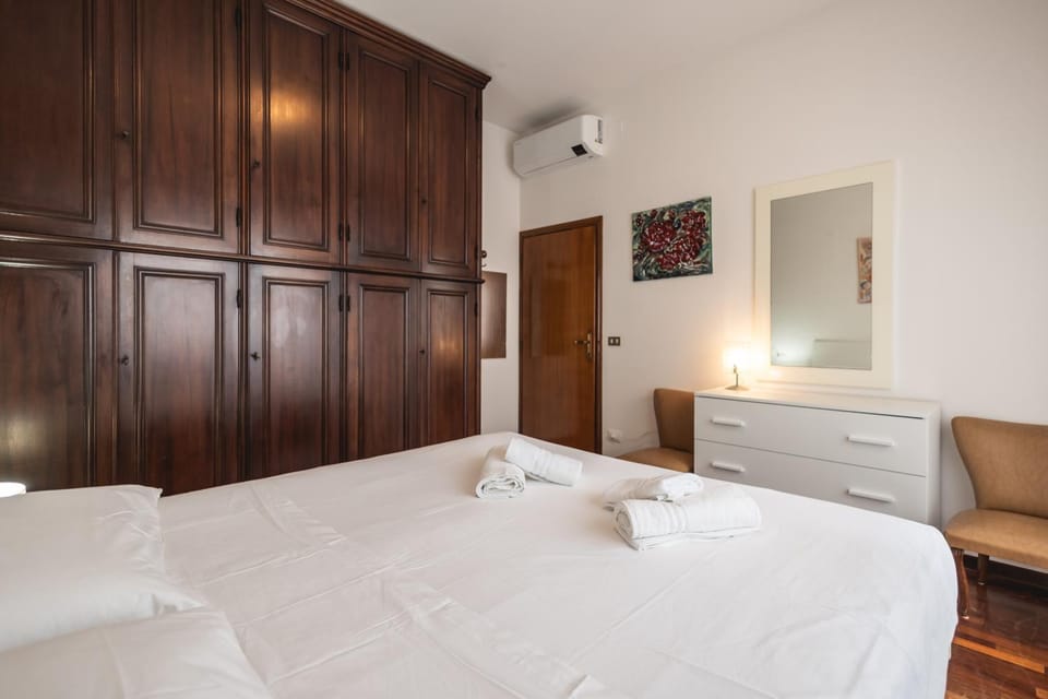 Bed, Bedroom, towels
