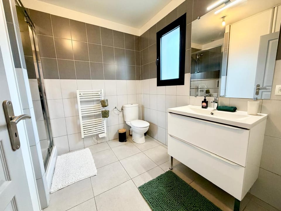 Shower, Bathroom, towels