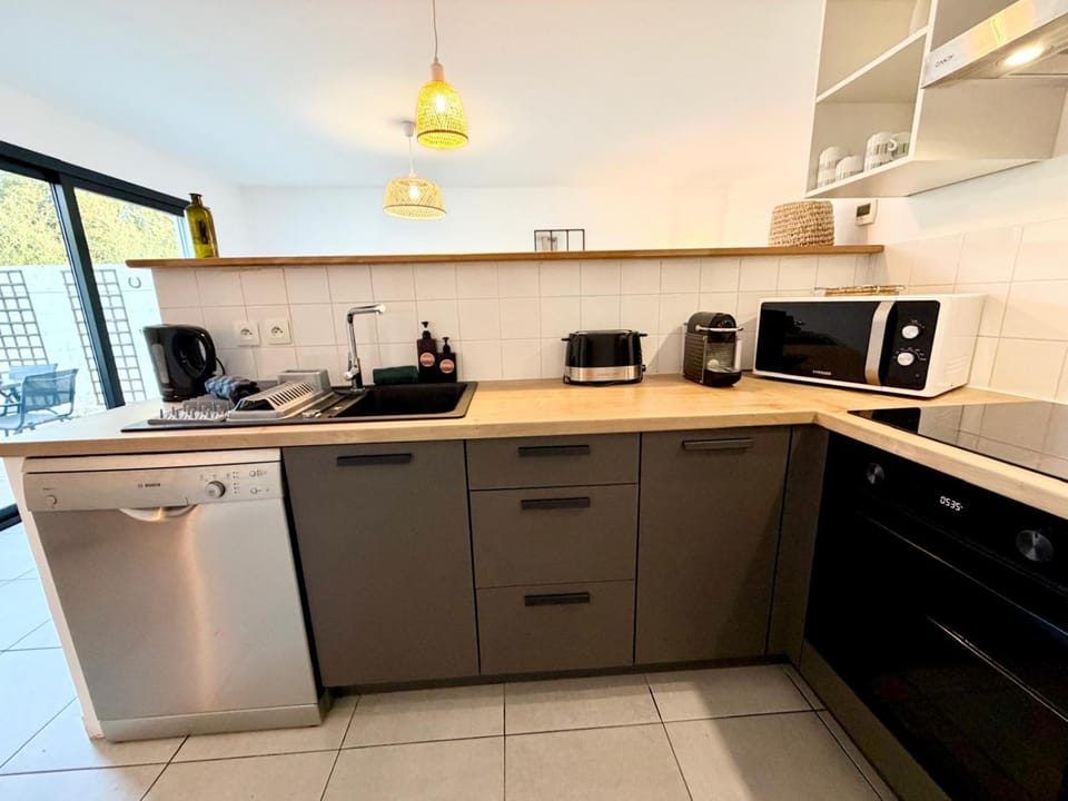 Coffee/tea facilities, dishwasher, microwave, oven, stove, kitchen