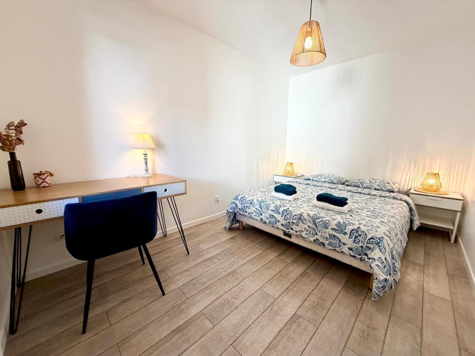Bed, Photo of the whole room, Seating area, towels