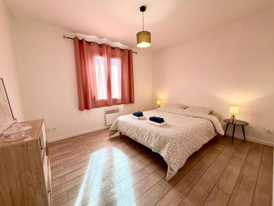 Bed, Bedroom, towels