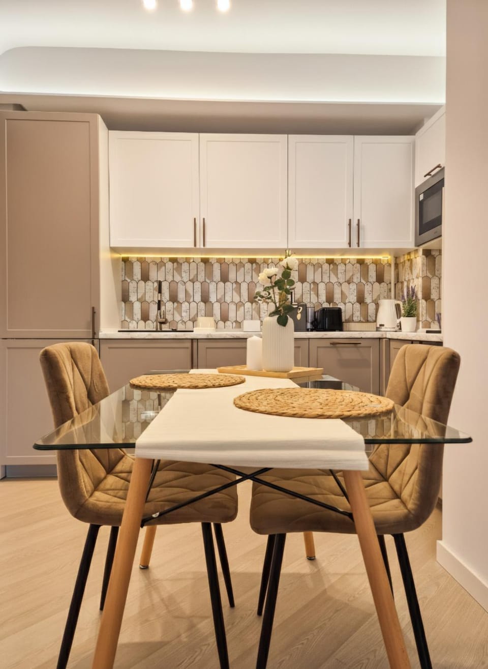 Kitchen or kitchenette, Dining area