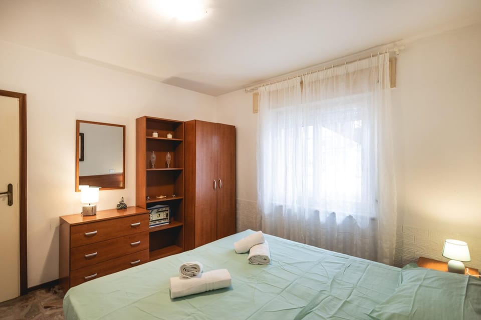 Bedroom, towels