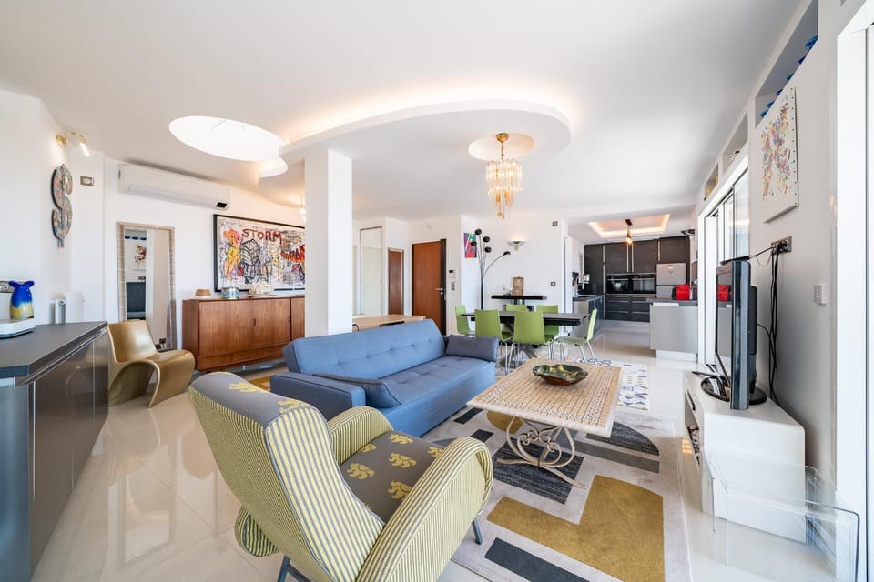 Communal lounge/ TV room, TV and multimedia, Kitchen or kitchenette, Living room, Seating area, Dining area, oven